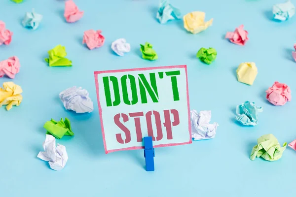 Woord tekst schrijven Don T stop. Bedrijfsconcept voor doorgaan wat er was gedaan zonder een vertraging gekleurde verfrommeld papers lege herinnering blauwe vloer achtergrond wasknijper. — Stockfoto