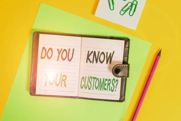 Konceptuella handskrift visar vet du dina kunder fråga. Business Photo Visa upp med en stor bakgrund om klienter låst dagbok randig lakan klipp anteckningsblock färgad bakgrund. — Stockfoto
