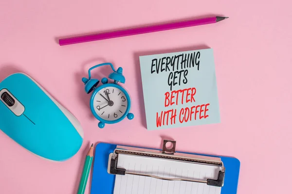 Écriture conceptuelle montrant que tout va mieux avec le café. Photo d'affaires mettant en vedette Avoir une boisson chaude en cas de problèmes Réveil bloc-notes presse-papiers marqueurs couleur fond . — Photo