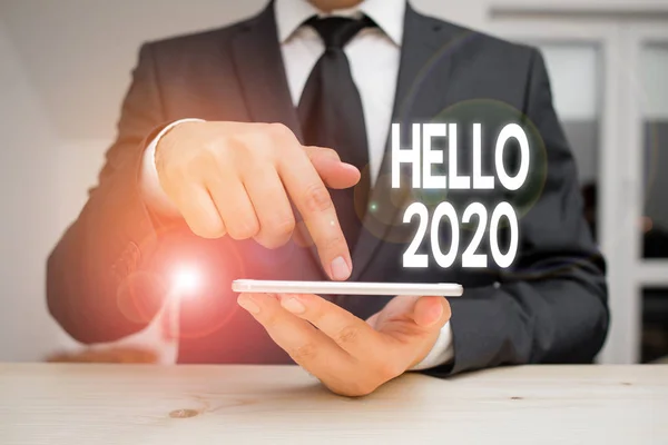 Написання нотатки, що показують Hello 2020. Бізнес-фото демонстрація виразу або жест привітання, відповідаючи на телефон. — стокове фото