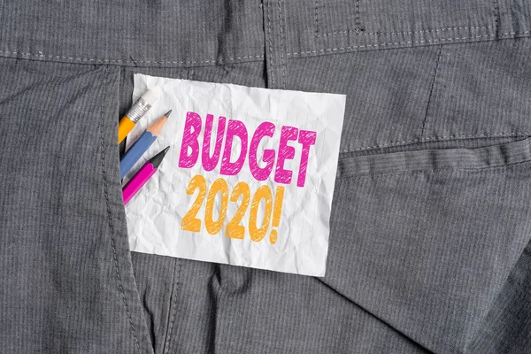 显示 2020 年预算的文本符号。下一年或本年度收入和支出的概念照片估算 工作设备及男士工作裤口袋内的白纸. — 图库照片