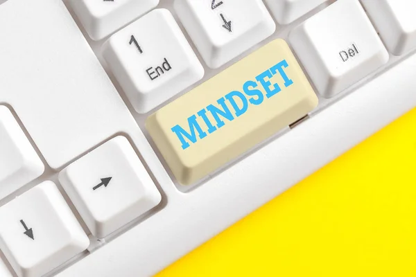 Handgeschreven tekst Mindset. Concept betekent een standaard gedachte van een demonstreren van wat hij orshe zal worden gedaan wit PC-toetsenbord met lege noot papier boven witte achtergrond sleutel kopiëren ruimte. — Stockfoto