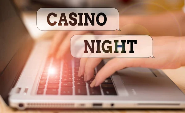 Schreiben Notiz zeigt Casino-Nacht. Business-Foto präsentiert Veranstaltung, wo der Spaß beim Spielen in einem echten Casino Frau mit Laptop-Smartphone und Bürobedarf-Technologie erleben kann. — Stockfoto