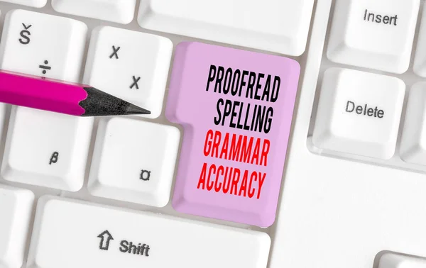 Escritura a mano escritura de texto Corrección de ortografía ortografía Precisión. Concepto que significa gramaticalmente correcto Evite errores Teclado blanco para PC con papel de nota vacío sobre el espacio de copia de la tecla de fondo blanco . —  Fotos de Stock