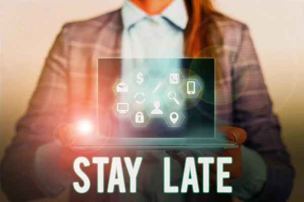 Escritura conceptual que muestra Stay Late. Muestra de fotos de negocios Una rutina en la que una demostración va a algún lugar fuera de tiempo . — Foto de Stock
