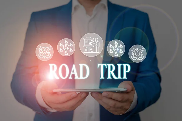 Schrijf notitie met Road Trip. Zakelijke fotopresentatie van roaming rond plaatsen zonder duidelijke of exacte doellocatie mannelijke slijtage formele werk pak presenteren presentatie smartapparaat. — Stockfoto