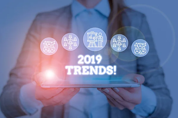 Scrittura concettuale a mano che mostra le tendenze 2019. Business photo testo direzione generale in cui qualcosa si sta sviluppando o cambiando Donna indossare abito da lavoro che presenta presentazione dispositivo intelligente . — Foto Stock