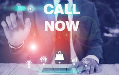 Call Now'ı gösteren kavramsal el yazısı. İş fotoğrafı vitrini Hemen doğruluk ile telekom cihazları kullanarak bir gösteri temas Için Erkek sunum akıllı sunan resmi takım giymek