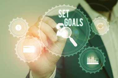 Hedef Belirleme'yi gösteren metin işareti. Kavramsal fotoğraf Akıllı cihaz kullanarak sunum sunan erkek giyim resmi iş elbisesi dayalı gelecekte bir şey tanımlama veya başarmak.