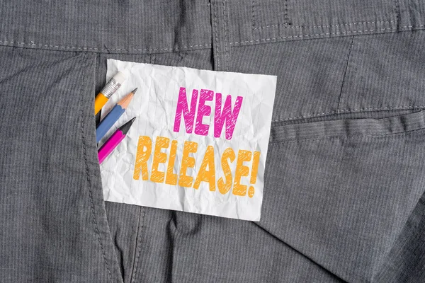 显示新版本的文本符号。概念照片宣布一些新闻价值最近产品写作设备和白纸在男人工作裤的口袋里. — 图库照片