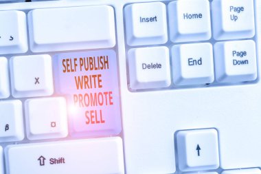 El yazısı metin Self Publish Yaz Promote Sell. Kavram anlamı Otomatik promosyon yazma Pazarlama Tanıtım Beyaz pc klavye beyaz arka plan anahtar kopyalama alanı üzerinde boş not kağıdı ile.