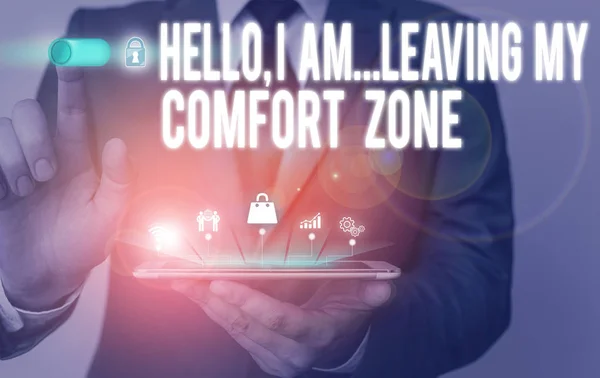 Merhaba Comfort Zone'umdan Ayrılıyorum'u gösteren bir metin işareti. Kavramsal fotoğraf Yapma büyük değişiklikler Evrim Büyüme Erkek insan giyim resmi iş elbisesi sunum sunum akıllı cihaz kullanarak. — Stok fotoğraf