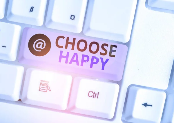 단어 쓰기 텍스트는 행복을 선택합니다. 화이트 배경 키 복사 공간 위의 빈 노트 용지와 함께 자신에 대한 현실적이고 지속적인 행복을 만들 수있는 능력에 대한 비즈니스 개념 화이트 PC 키보드. — 스톡 사진