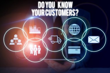 Müşterilerinizi Tanıyın Sorusu'nun sorulacağını gösteren kavramsal el yazısı. Müşteriler hakkında büyük bir arka plana sahip İş fotoğraf vitrin Erkek sunum akıllı cihaz sunan resmi takım elbise giymek.