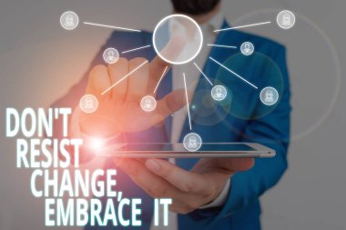 Kelime yazma metni Don T Resist Change Embrace It. Değişikliklere açık olmak için iş konsepti yeni şeyler deneyin olumlu Erkek insan giyim resmi iş elbisesi akıllı cihaz kullanarak sunum sunan.