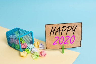 Mutlu 2020 yazma el yazısı metin. Kavram anlamı zaman veya gün hangi yeni bir takvim yılı şimdi şimdi Çöp kutusu buruşuk kağıt clothespin boş hatırlatma ofis malzemeleri uçlu başlar.
