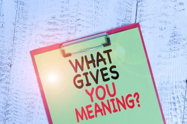 Kelime yazma metni Ne Anlam Soru verir. Amaç veya yaşam niyetleri için İş konsepti Renkli pano boş kağıt levha eski retro ahşap vintage arka plan.