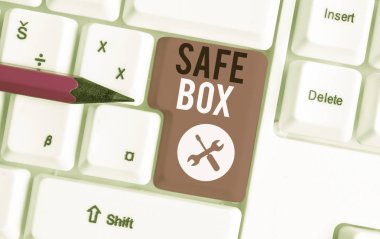 Güvenli Kutu'yu gösteren metin işareti. Kavramsal fotoğraf Önemli veya değerli şeyler saklayabileceğiniz küçük bir yapı Beyaz pc klavyesi beyaz arka plan tuşu kopyalama alanının üzerinde boş not kağıdı ile.