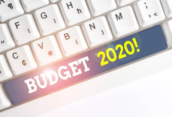 Conceptueel handschrift dat budget 2020 weergeeft. Zakelijke foto tekst raming van inkomsten en uitgaven voor volgend of huidig jaar wit PC-toetsenbord met notitie papier boven de witte achtergrond. — Stockfoto