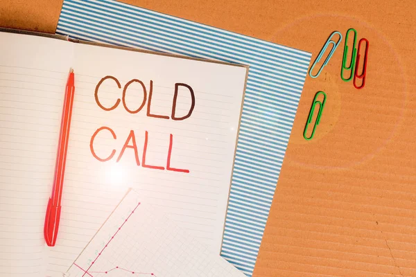 Escribiendo una nota mostrando Cold Call. Exhibición de la foto del negocio Llamada no solicitada hecha por alguien que intenta vender mercancías o servicios Papel de la carta de los suministros del estudio de la oficina del cartón del cuaderno rayado . — Foto de Stock