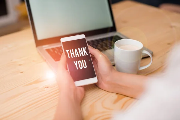 Escritura a mano escritura de texto Gracias. Concepto que significa repetir algo bueno o saludos con la manera complacida mujer computadora portátil teléfono inteligente taza oficina suministros dispositivos tecnológicos . — Foto de Stock