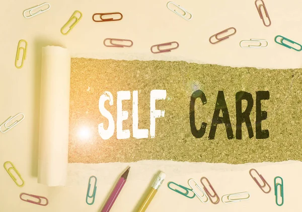 Tulisan tangan menulis Self Care. Konsep yang berarti Berikan kenyamanan kepada tubuh Anda sendiri tanpa konsultan profesional . — Stok Foto