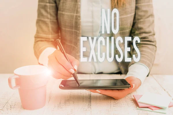 Escribiendo nota que muestra No Excuses. Foto de negocios mostrando decirle a alguien que no diga las razones de cierto problema Mujer de negocios sentada con teléfono móvil y taza de café en la mesa . —  Fotos de Stock