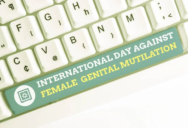 Texto de escritura de palabras Día Internacional contra. Concepto de negocio para el Día Internacional contra la Mutilación Genital Femenina Teclado blanco para PC con papel de nota vacío sobre el espacio de copia de la tecla de fondo blanco . — Foto de Stock