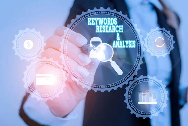 Escribir nota mostrando Palabras Clave Investigación y Análisis. Foto de negocios mostrando la búsqueda de datos y crear tablas gráficas Mujer llevar traje de trabajo formal que presenta la presentación utilizando un dispositivo inteligente . — Foto de Stock