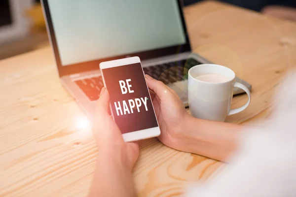 Manuscrito texto escrito Be Happy. Conceito significado viver cada momento como o último amor sua vida trabalho família mulher laptop computador smartphone caneca escritório suprimentos dispositivos tecnológicos . — Fotografia de Stock