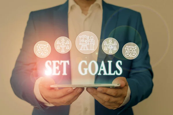 Escrevendo nota mostrando Set Goals. Foto de negócios mostrando Definir ou alcançar algo no futuro com base no plano Masculino desgaste formal terno de trabalho apresentando apresentação dispositivo inteligente . — Fotografia de Stock