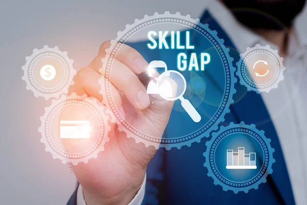 Segno di testo che mostra Skill Gap. Foto concettuale Riferirsi a una s dimostrante è debolezza o limitazione di knowlege Maschio abito da lavoro formale che presenta presentazione utilizzando il dispositivo intelligente . — Foto Stock