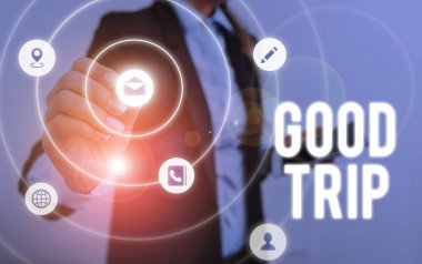 Good Trip'i gösteren bir not yazıyorum. Tekne, tren, otobüs veya her türlü araçla işletilen bir yolculuk veya yolculuk gösteren iş fotoğrafı.