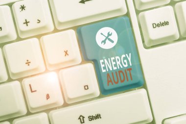 Enerji Denetimini gösteren kavramsal el yazısı. Beyaz arka plan tuşu kopyalama alanı üzerinde not kağıdı ile enerji ihtiyaçları ve bir bina Klavye verimliliği İş fotoğraf metin değerlendirmesi.