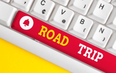 Road Trip'i gösteren bir metin işareti. Kavramsal fotoğraf Kesin veya kesin hedef konumu olmayan yerlerde gezinme Beyaz pc klavyesi beyaz arka plan tuşu kopyalama alanının üzerinde boş not kağıdı ile.