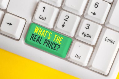 Ne S Gerçek Fiyat Soru gösteren kavramsal el yazısı. İş fotoğrafı metni Beyaz arka planın üzerinde not kağıdı olan mülkün veya işletmenin gerçek değerini verme Beyaz bilgisayar klavyesi.