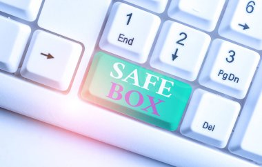 Güvenli Kutu'yu gösteren metin işareti. Kavramsal fotoğraf Önemli veya değerli şeyler saklayabileceğiniz küçük bir yapı Beyaz pc klavyesi beyaz arka plan tuşu kopyalama alanının üzerinde boş not kağıdı ile.