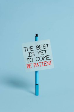 En İyiyi Gösteren Metin İşareti Henüz Sabırlı Olmak Için. Kavramsal fotoğraf umut ışık kaybetmek yok karanlık Ballpoint boş renkli yapışkan notu huzurlu serin pastel moda arka plan sonra gelmek.