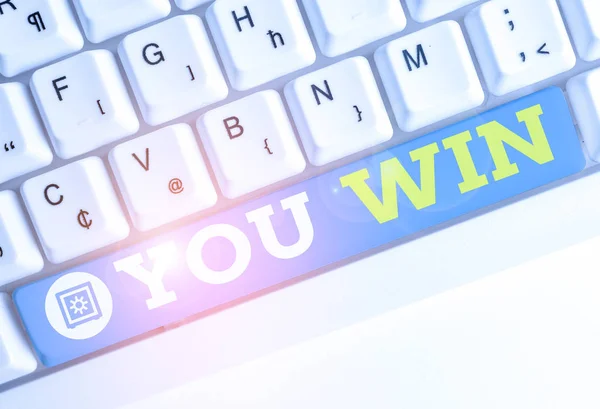 Textschreiben gewinnt man. Business-Konzept für die erste in der Schule Rennen oder Wettbewerb bekam Goldmedaille Bewertung weiße PC-Tastatur mit leerem Notizpapier über weißem Hintergrund Schlüssel Kopierraum. — Stockfoto