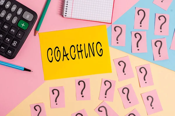 Scrittura concettuale a mano che mostra Coaching. Business photo testo dimostrativo supporta il cliente nel raggiungimento di specifici obiettivi dimostrativi Matematica roba e attrezzature di scrittura su sfondo pastello . — Foto Stock