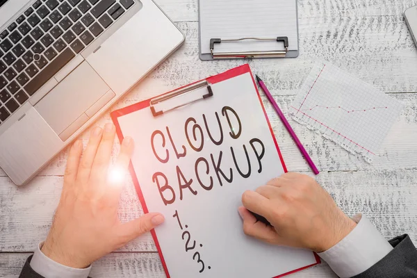 Manuscrito texto escrevendo Cloud Backup. Conceito significa permitir que os clientes acessem remotamente os serviços do provedor . — Fotografia de Stock