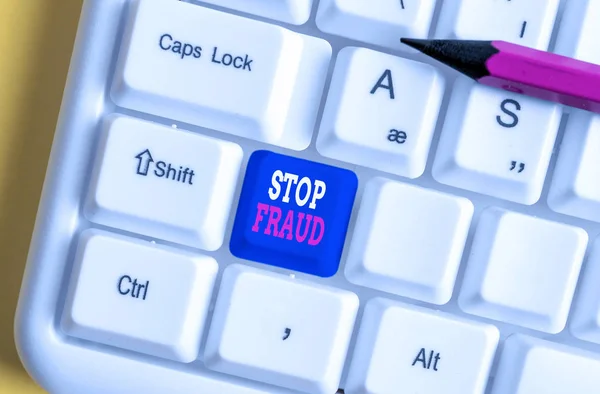 Signo de texto que muestra Stop Fraud. Consejos conceptuales de la campaña fotográfica que muestran a mirar hacia fuera sus transacciones de dinero Teclado blanco de la PC con el papel de nota vacío sobre el espacio de copia de la llave de fondo blanco . —  Fotos de Stock