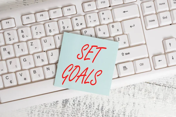 Conceptuele hand schrijven met doelstellingen. Zakelijke fotopresentatie definiëren of het bereiken van iets in de toekomst op basis van plan Keyboard kantoorbenodigdheden rechthoek vorm papier herinnering hout. — Stockfoto