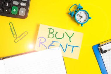 Kira Al'ı gösteren metin işareti. Bir şey satın alma veya kullanım için ödeme arasında kavramsal fotoğraf sarı tablo üzerinde kopya alanı ile Boş turuncu kağıt.