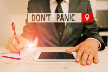 Don T Panic'i gösteren bir not yazıyorum. İş fotoğrafı korku ani güçlü duygu vitrine makul düşünce önler.