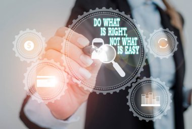 Do What Is Right'ı gösteren not yazmak Kolay Değil. İş fotoğrafı vitrini Doğru eylemleri yapın Doğruluk Var Kadın akıllı cihaz kullanarak sunum sunan resmi iş elbisesi giyer.