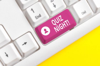 Quiz Night'ı gösteren not yazma. Beyaz arka plan üzerinde not kağıdı ile bireyler arasında akşam test bilgi yarışması vitrine İş fotoğraf.