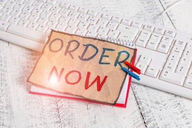 Şimdi Sipariş'i gösteren metin işareti. Kavramsal fotoğraf servisi restoranlar veya mağazalar ev defteri kağıt hatırlatma clothespin iğneli levha beyaz klavye ışık ahşap ne ihtiyacınız olsun sağlamak.