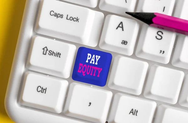 Sinal de texto mostrando Pay Equity. Foto conceitual eliminando sexo e discriminação racial em sistemas salariais Teclado pc branco com papel de nota vazio acima do espaço de cópia de chave de fundo branco . — Fotografia de Stock