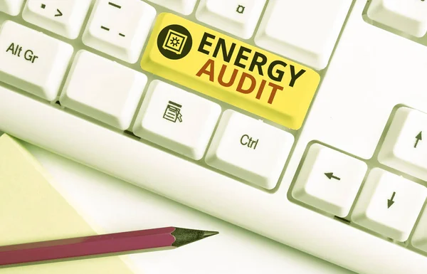 Tekst teken dat energie audit weergeeft. Conceptuele foto beoordeling van de energiebehoefte en de efficiëntie van een gebouw wit PC-toetsenbord met leeg notitie papier boven witte achtergrond sleutel Kopieer ruimte. — Stockfoto